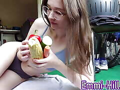Squirt with corn on the cob! Teen stuffs cunt