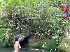 me follo a una chica latina desconocida mientras me doy un buen baño en el lago
