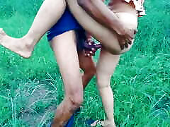 desi sexy soniya bhabhi gefickt, wenn sie mit devar spricht, outdoor farmen sex hindi audio