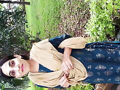jolie fille indienne dans le jardin