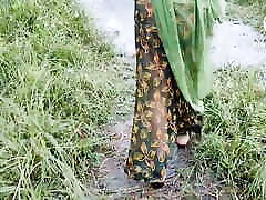 Desi bhabhi ne apane devar ko jungal me lekar ache se chudai karwayi户外性爱