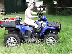 loco desnudo madura con sombreros flexibles en un quad
