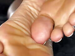 Mommy&039;s Wrinkly hiramnde lohor on Bed While Laying Naked