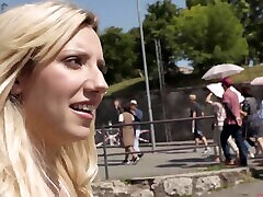 blonde tatouée aime sucer une bite noire-sophia grace