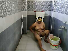 tante desi aux gros seins excités prenant une douche