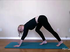 une instructrice de yoga montre sa forme
