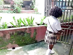 caliente sexy pequeña universitaria de ébano flower es follada y creampied por un vecino de al lado tratando de venderle galletas