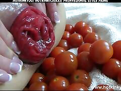 hotkinkyjo analprolaps und gemüsespiel mit kleinen tomaten, vielen kleinen tomaten