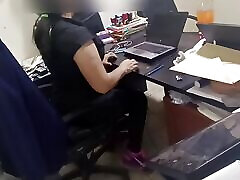 я заказал доставку еды в свой офис на работе, и курьер схватил меня так сильно, что мой стол опрокинулся