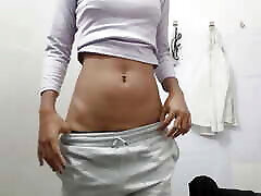 linda chica menuda masturbándose cum coño