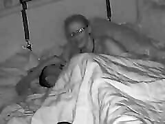 egli ottiene un pompino prima di andare a letto