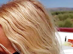 blonde reife frau genießt amateur-blowjobs im freien
