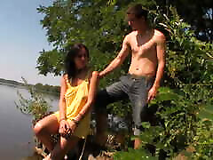 recently adolescente un slut con scuro capelli prende lei micio