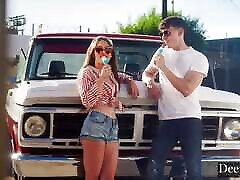 głębiej. all-american dziewczyna lilly bell pieprzy się w tylnej części jej pick-up truck