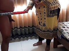 tante depali baisée par son beau-fils alors quelle nettoyait sa chambre!