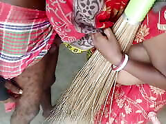 pados ki bhabhi jhadu maar raha tha jakar chudai ki bahut maja aaya