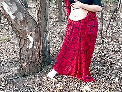 femme au foyer indienne excitée qui triche avec un ami - donnant une gorge profonde en plein air-saree sex