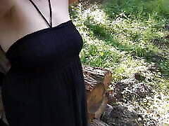tetas en vestido negro-bofetadas al aire libre