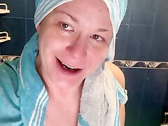 Sexy mom shokd and madturbate wirh peynkah chopra head and shampoo tube