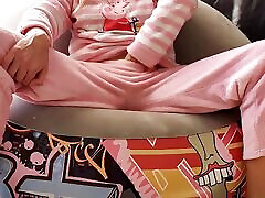 gran orgasmo squirt! pequeña colegiala asiática en pijama burlándose del coño y las tetas pequeñas
