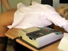 толстый парень с большим членом кончает в свою первую грудастую милфу