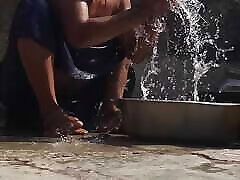 Desi stepsister was taking a bath in kasting asian open bathroom