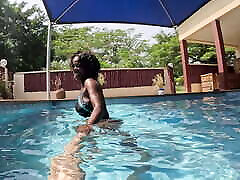 milf follada en la piscina del complejo vacacional