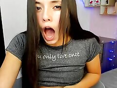 salome, die squirt queen, liebt den nervenkitzel, nackt beobachtet zu werden, ihre masturbationssitzungen werden zu squirt-shows