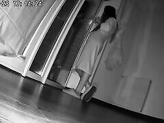 背叛。丈夫抓住了他的妻子与朋友作弊。 真实视频