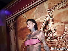milf entintada tomando pollas en gangbang