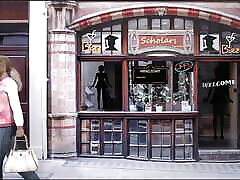 amy travaille avec une jupe décole au bar