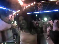Une petite allumeuse dominicaine en jeans dans un bar
