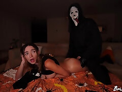 babe plantureuse sexy se fait caresser et baiser jusquà éjaculer par ghost-face le soir dhalloween