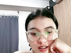 сексуальная стильная цыпочка в очках на камеру