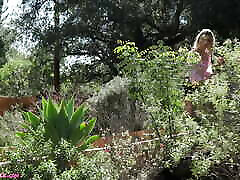 maria anjel ottiene stepdaddy & 039;s seme per il suo giardino