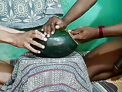 zwei heterosexuelle desi-typen ficken wassermelone und haben spaß