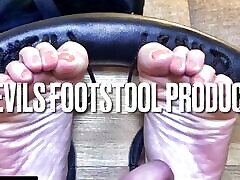tomiko mature enlève les chaussures et les chaussettes pour chatouiller les pieds nus en pov