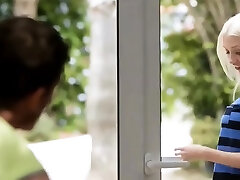 junge dünne tschechische blondine mit frechen silikontitten bekommt