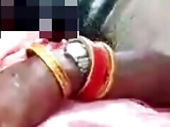 desi village ki bhabhi apne amante ko videollamada pe gand aur chut dikha