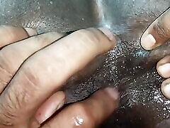 गर्म भाभी ने अपनी उंगली से चुट से पानी निकाला