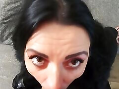 la femme nympho a du sperme sur sa combinaison en latex, ses talons hauts et son gilet de fourrure 246