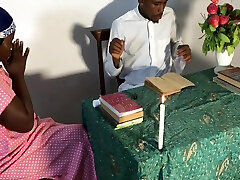 riunione del sacerdozio con la sorellastra reverenda che si è trasformata in una fottuta baldoria. racconto di una confessione che si è conclusa in più squirt e sborrate 6 min-bottino barbie