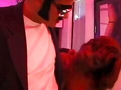 adolescent femme noire à la bear worship gay humide enculée en levrette