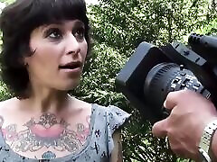 enorme chica tatuada trío follando el coño en el czech amateur anezka semen en la boca