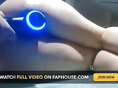 aussie milf godendo culo scopata con massaggio macchina