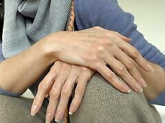 lady victoria valente-atuendo de cachemira, hermosas manos, uñas largas, primeros planos, joi