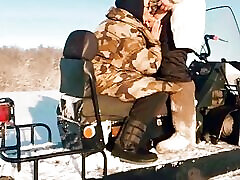 verführte stiefmutter auf dem feld im winter