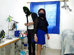 un homme paresseux ne peut pas voir boobs pressed during class femme