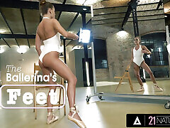 21 naturals - calda ballerina eveline dellai utilizza i suoi piedi per fare un cazzo di sperma su di loro