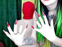 fétiche de longs ongles rouges pointus. dominatrix gratte le dos de l&39; esclave